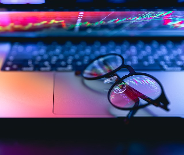 Data charts reflected in glasses, representing clear, trustworthy AI experiences by ML arteka